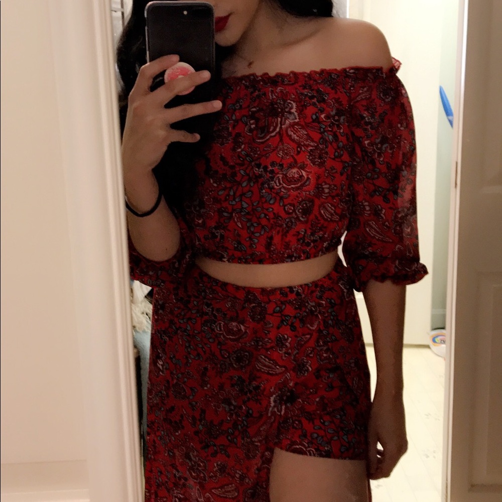 Two piece off the shoulder short skirt paisley set